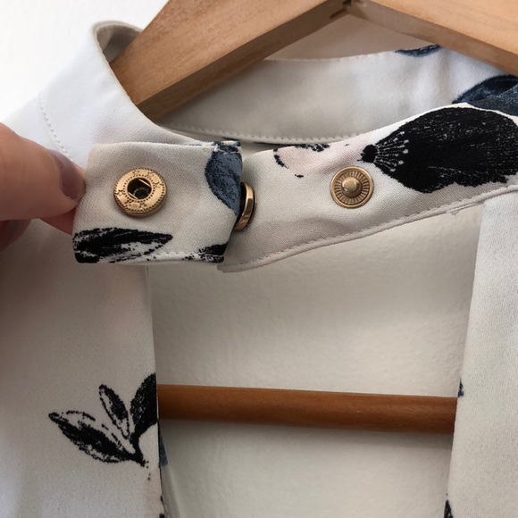 Dynamite Floral Top - Picture 3 of 6